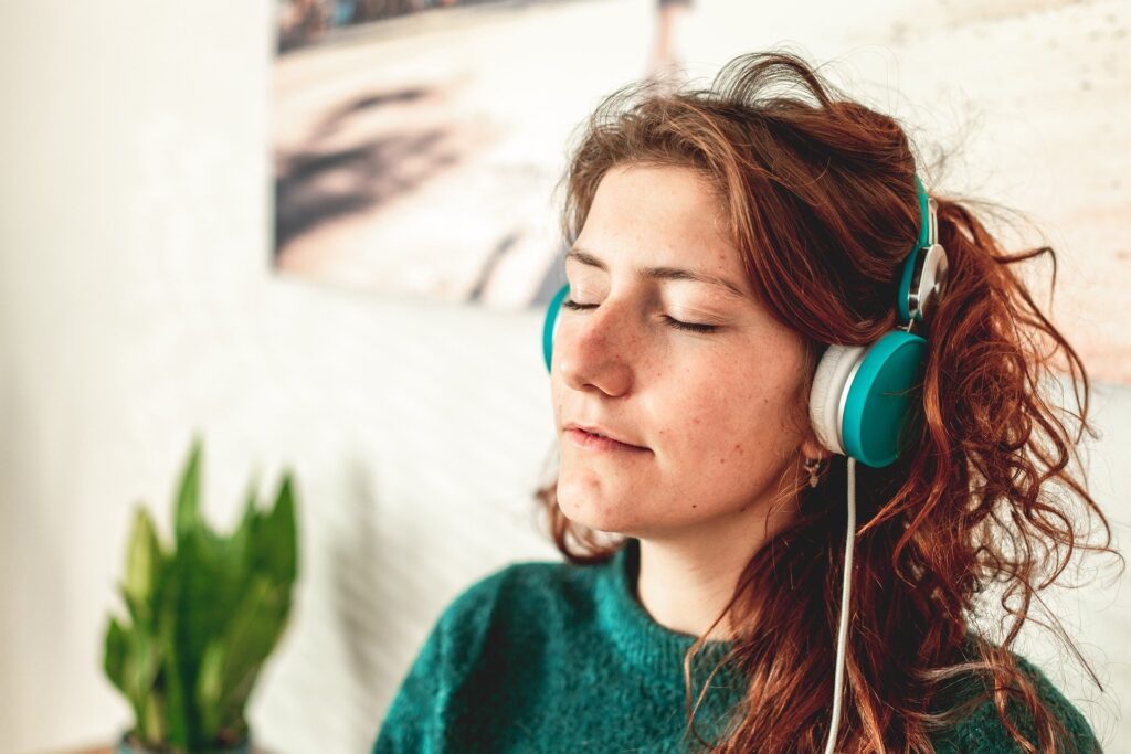 imagem ilustrativa mulher relaxando com fone de ouvidos