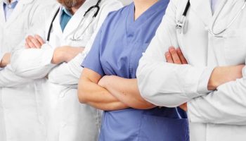 Quais são os especialistas que compõem uma equipe transdisciplinar