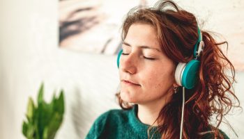 imagem ilustrativa mulher relaxando com fone de ouvidos
